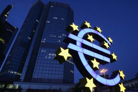 Imagem do prédio do Banco Central Europeu (BCE), com o símbolo do euro à frente - Metrópoles