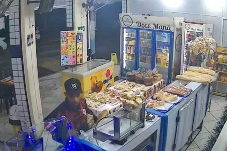 imagem colorida ladrao rouba caixinha de natal em padaria