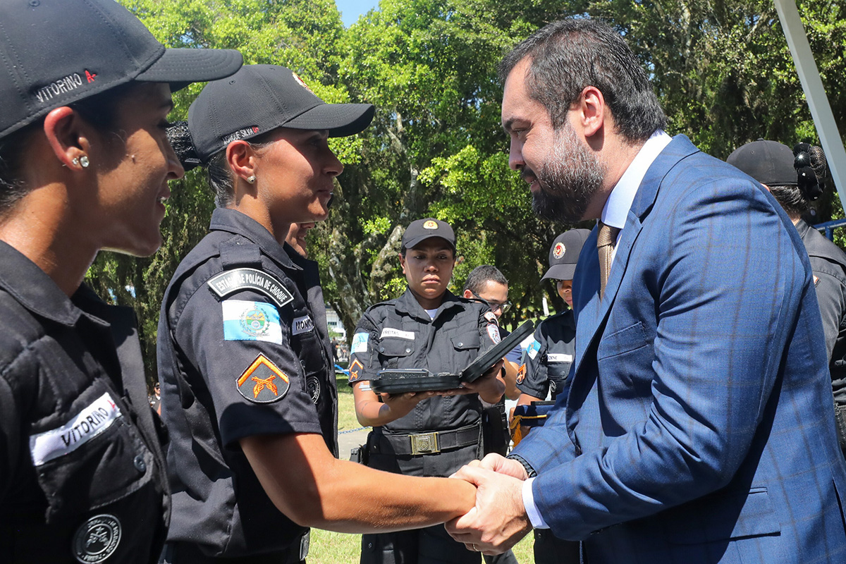 Claudio Castro e policias militares