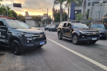 Foto colorida de viaturas da Polícia Militar e da Polícia Federal