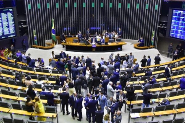 Imagem colorida do Plenário da Câmara dos Deputados