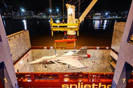 Imagem colorida mostra Caca F-39 Gripen sendo transportado no Portonave - Metrópoles