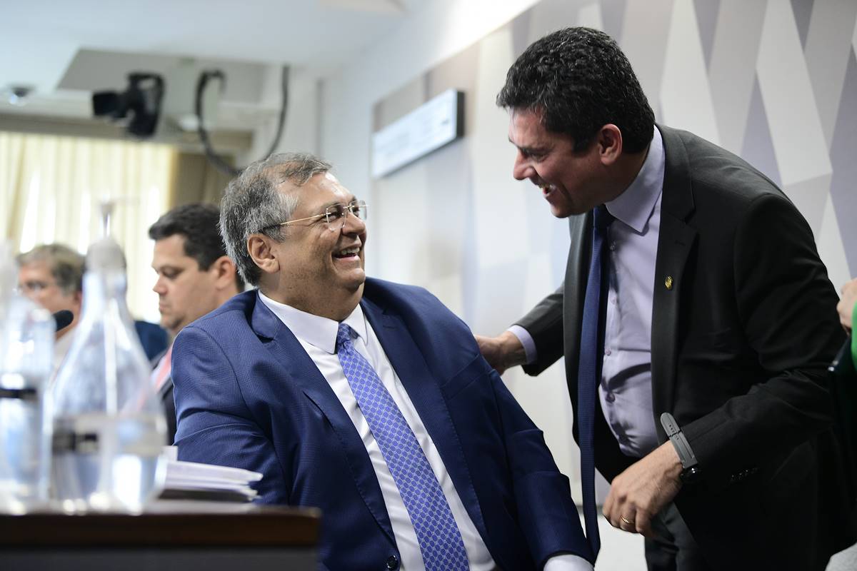 imagem colorida mostra sergio moro e flavio dino durante a sabatina para vaga no STF -- Metrópoles