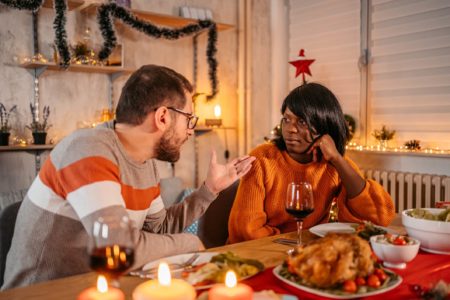 Foto mostra homem falando com mulher com postura de desinteresse e conflito durante o natal