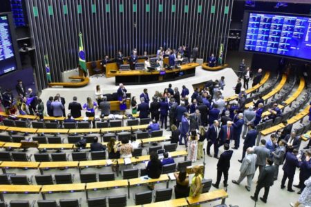 imagem colorida mostra plenário câmara dos deputados em sessão conjunta congresso nacional concurso - Metrópoles