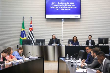 Fotografia colorida mostra sessão da CPI da Transição de Gênero na Alesp - Metrópoles