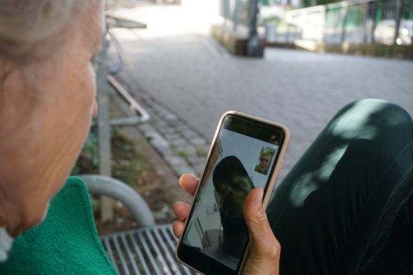 Fotografia colorida de duas pessoas conversando no telefone | Claro