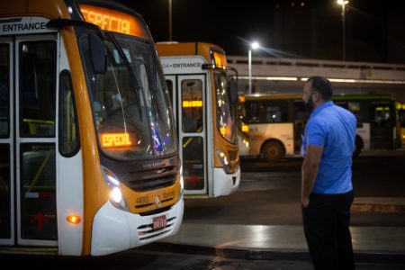 Motorista em frente a ônibus da empresa Marechal na plataforma 2 da rodviária do Plano Piloto