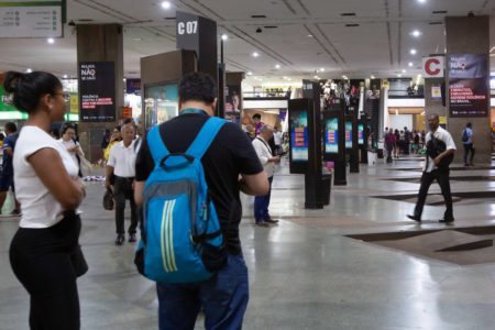 Foto de plataforma vazia à espera de ônibus