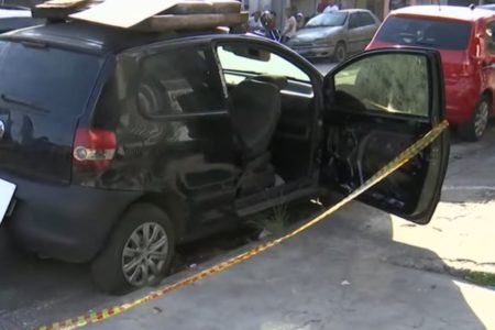 Imagem de carro da cor preta com a porta dianteira direita aberta - Metrópoles