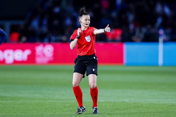 Arbitra Rebecca Welsh atuando em uma partida