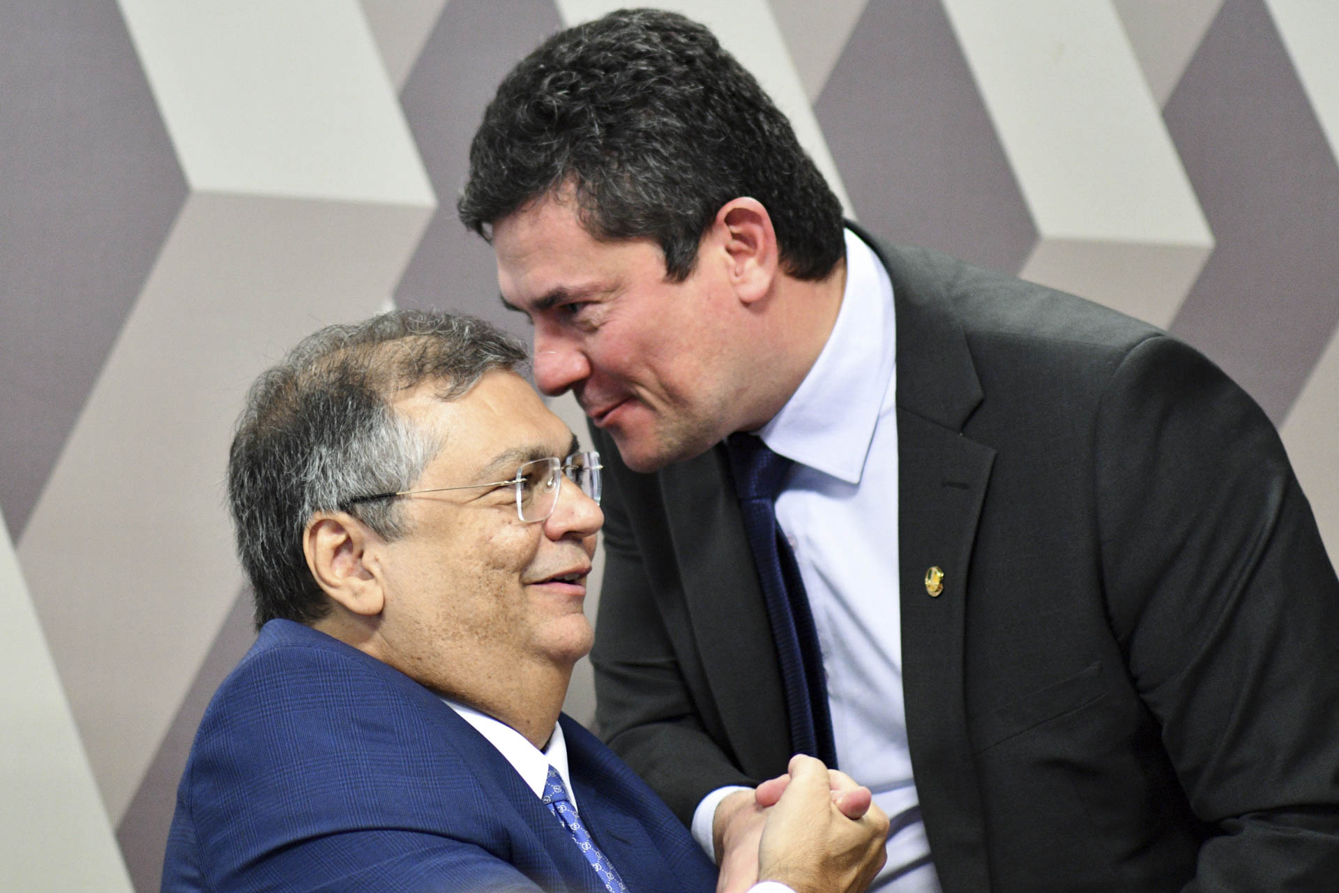 ministro da Justiça, Flavio Dino, recebe os cumprimentos do senador, Sérgio Moro (União Brasil-PR), antes das perguntas da sabatina no senado federal ccj 1.jpg