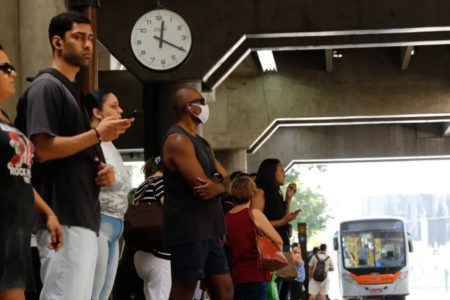 foto colorida de passageiros aguardando ônibus no terminal Barra Funda, em São Paulo - Metrópoles