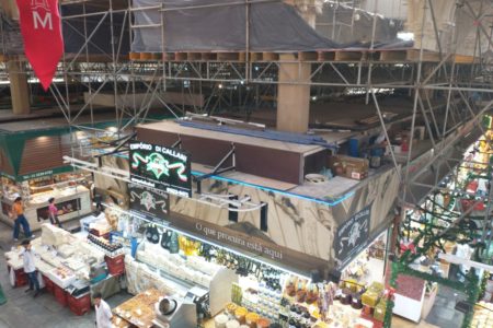 Imagem mostra obras em mercado - Metrópoles