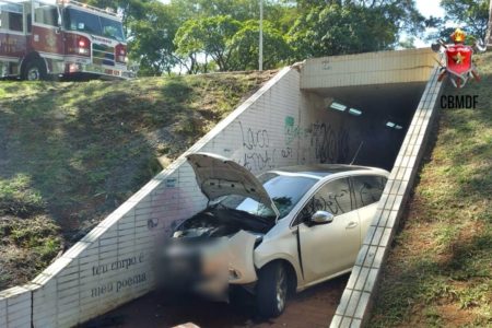 Motorista perde o controle e carro cai em passarela do Eixão. Veja