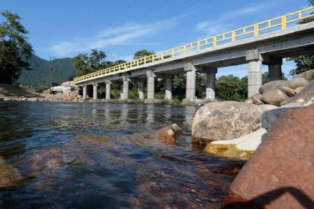 Foto colorida de rio em Joinville - Metrópoles