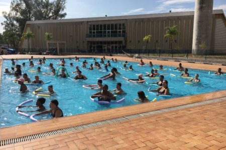 imagem colorida mostra pessoas em pisicina do ceu jaguaré