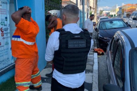 Imagem colorida mostra agentes da polícia civil de mogi das cruzes prendendo 3 homens que se vestiam de lixeiros para pedir dinheiro e ameaçavam quem não aceitasse dar - Metrópoles