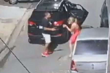 Imagem colorida de homem agredindo mulher na rua - Metrópoles