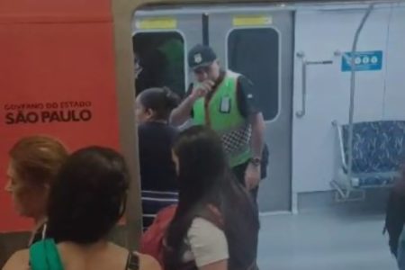 Imagem mostra segurança em trem - Metrópoles