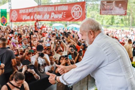 foto colorida de Lula participando de evento do programa Minha Casa Minha Vida em SP, ao lado de Boulos - Metrópoles