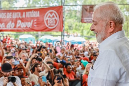 foto colorida do presidente da República, Luiz Inácio Lula da Silva, durante a cerimônia de assinatura de contrato para construção do 1o módulo do empreendimento Copa do Povo, do Minha Casa, Minha Vida (MCMV), no bairro de Itaquera. São Paulo - Metrópoles