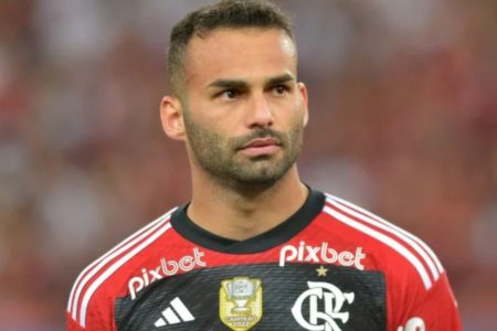 Foto colorida de Thiago Maia, jogador do Flamengo, com a camisa do time rubro-negro - Metrópoles