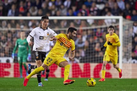 Imagem colorida de jogadores do Barcelona e Valencia - Metrópoles