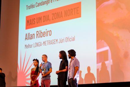 Equipe de Mais um dia zona norte no festival de brasília recebendo o candango de Melhor Filme