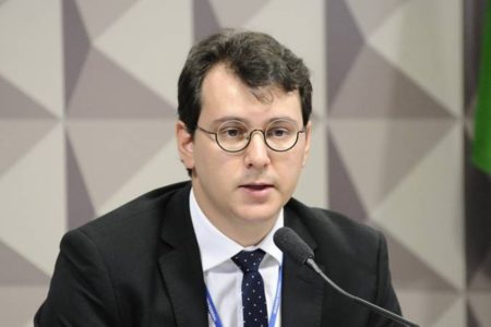 Imagem colorida do economista Gabriel Leal de Barros, sócio e economista-chefe da Ryo Asset e ex-diretor da Instituição Fiscal Independente (IFI), com passagens por BTG Pactual e RPS Capital. Ele está de terno escuro, gravata, camisa clara, usa óculos e fala ao microfone - Metrópoles