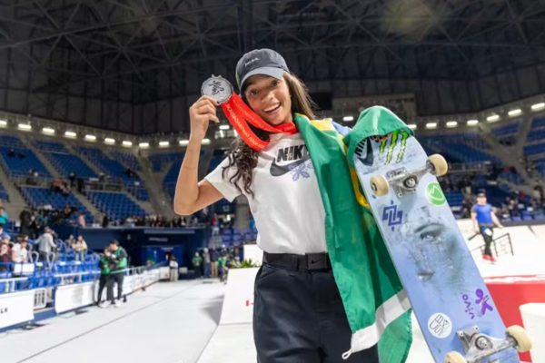 Foto colorida de Rayssa Leal segurando medalha de prata no Mundial do Japão de 2023