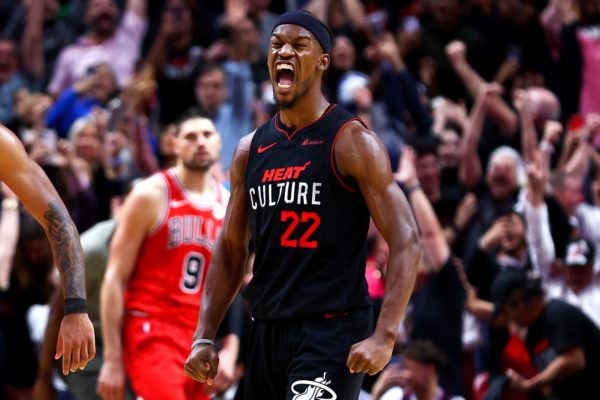 Imagem colorida de Jimmy Butler comemorando - Metrópoles