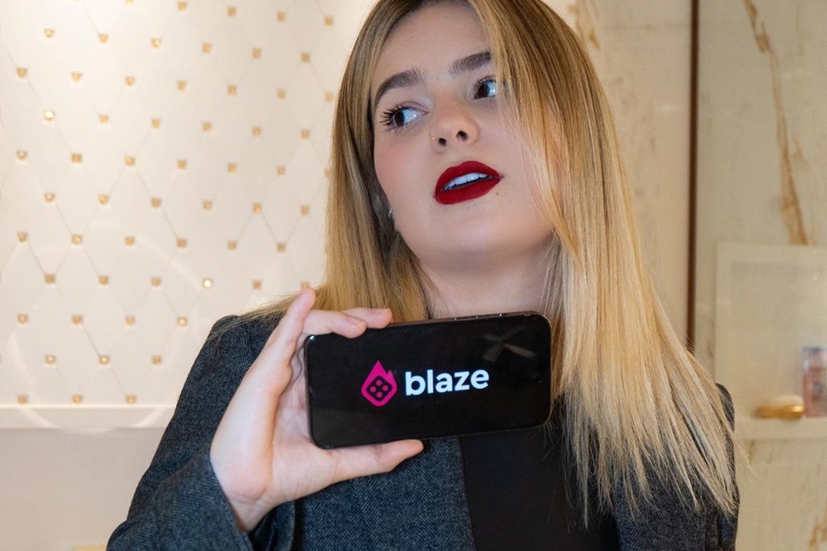 Viih Tube posa com o celular na mão para propaganda da plataforma de apostas, Blaze - Metrópoles