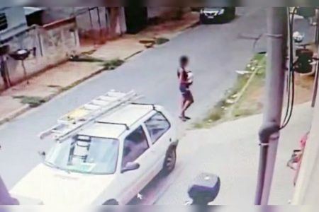 Imagem de câmera de segurança mostra mulher atravessando rua com uma bebê no colo