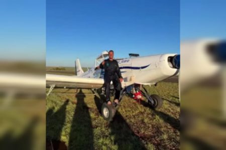 Foto mostra o piloto João Vitor Marega sentado na asa de uma aeronave