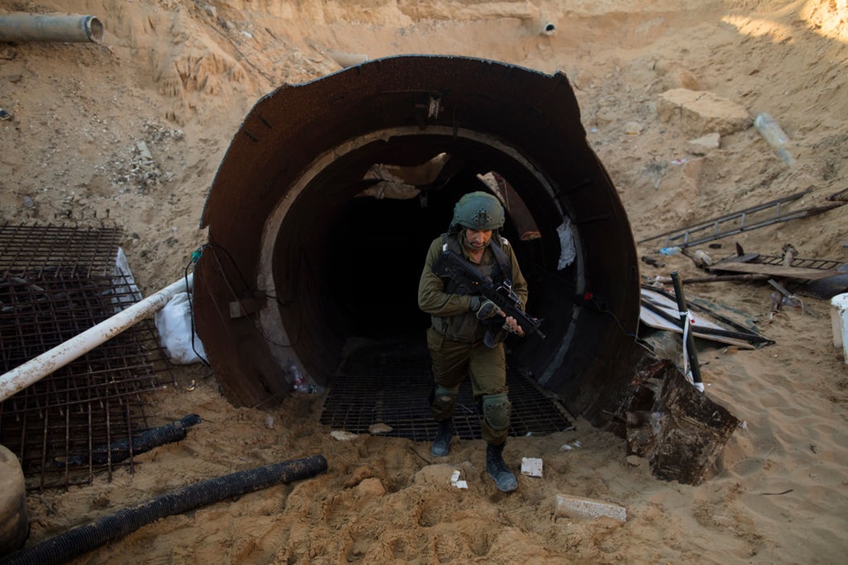 Um soldado israelense sai de um túnel perto da fronteira com Israel -- Metrópoles