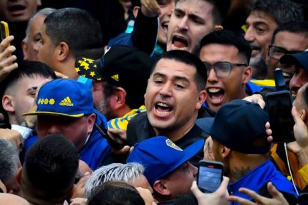 Imagem colorida do novo presidente do boca Juniors, Riquelme, em meio à torcida do time- Metrópoles