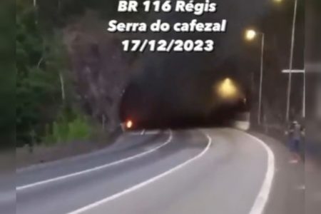 Imagem de fumaça preta saindo de túnel de rodovia - Metrópoles