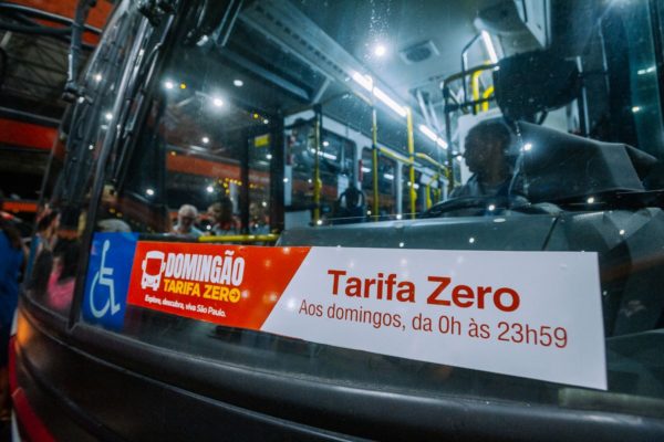 Imagem de vidro dianteiro de ônibus com adesivo do 