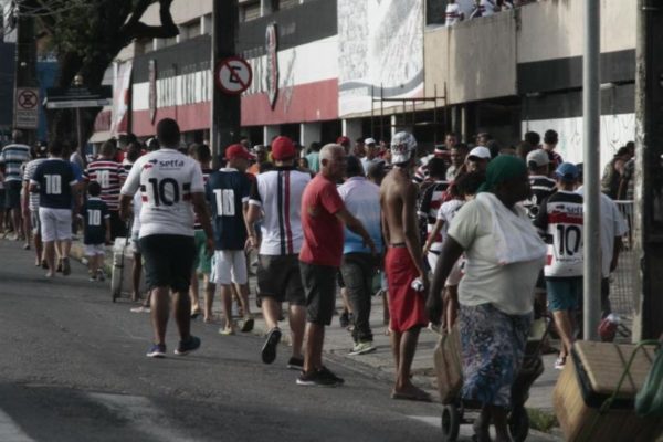 Torcedores na avenida Beberibe que receberá o nome do Santa Cruz