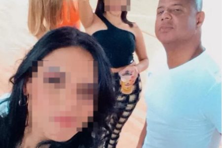 Imagem de Marcelinho Carioca com duas mulheres - Metrópoles