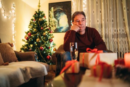 Foto mostra homem sozinho e com ansiedade durante feriado de natal