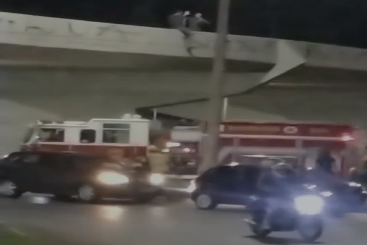 Veja momento exato que PM salva vida de homem pendurado em viaduto