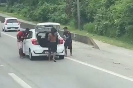 Imagem colorida mostra grupo de bandidos fazendo arrastão em um carro em uma rodovia que liga São Paulo ao Guarujá - Metrópoles