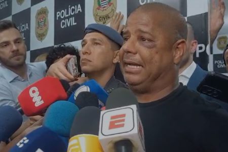 foto colorida do ex-jogador Marcelinho Carioca dando entrevista após ser libertado de cativeiro - Metrópoles