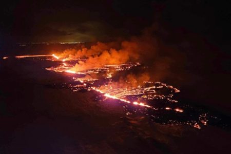 Imagem colorida mostra Vista da lava após o vulcão erupção localizada perto de Sundhnukagigar, cerca de 4 quilômetros a nordeste da cidade de Grindavik, na península de Reykjanes - Metrópoles