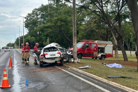 Carro bate em poste no Eixão