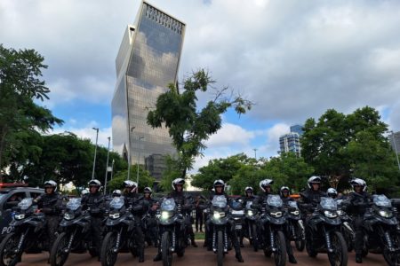 Imagem mostra motocicletas com homens fardados - Metrópoles