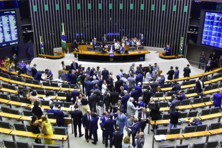 imagem colorida mostra sessão do congresso nacional no plenário da câmara dos deputados - Metrópoles