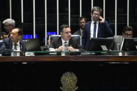 Plenário do Senado Plenário do Senado Federal durante sessão deliberativa extraordinária. Na pauta, duas medidas provisórias: a MP 1.185/2023, que altera a tributação de incentivos fiscais e a MP 1.187/2023, que cria o Ministério do Empreendedorismo, da Microempresa e da Empresa de Pequeno Porte. Mesa: senador Jorge Kajuru (PSB-GO); presidente do Senado Federal, senador Rodrigo Pacheco (PSD-MG); líder do governo no Congresso Nacional, senador Randolfe Rodrigues (Rede-AP); secretário-geral da Mesa do Senado Federal, Gustavo A. Sabóia Vieira. - Metrópoles